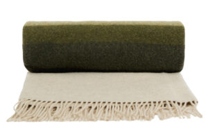 Kave Home Zelený vlněný pléd Voreni 130 x 170 cm